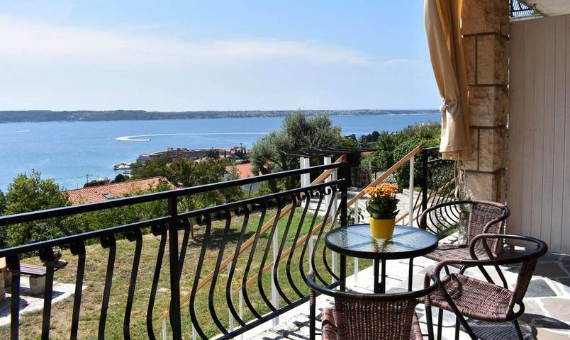BnB für 3 Personen, mit Balkon und Terrasse sowie Garten und Ausblick in Portoroz
