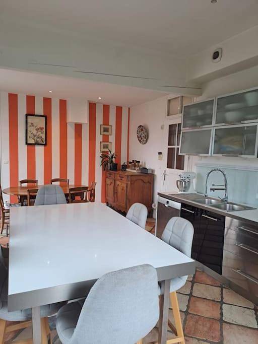 Location de vacances pour 8 personnes, avec piscine ainsi que vue et jardin à Francheville - 4