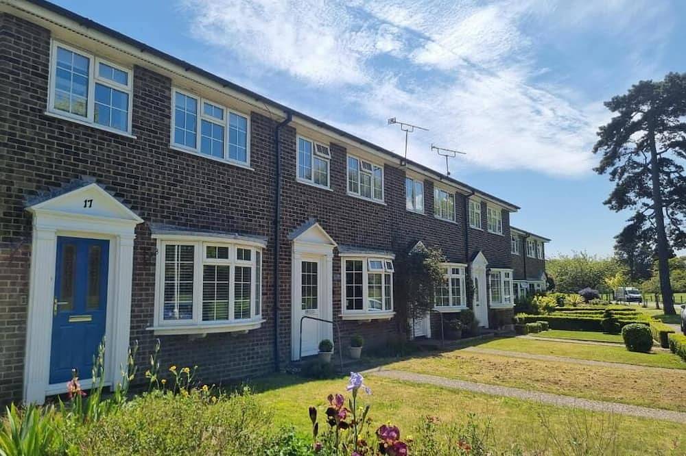 Haven Cottage, Walmer - overlooks park, close to beach & promenade in Deal, Kent