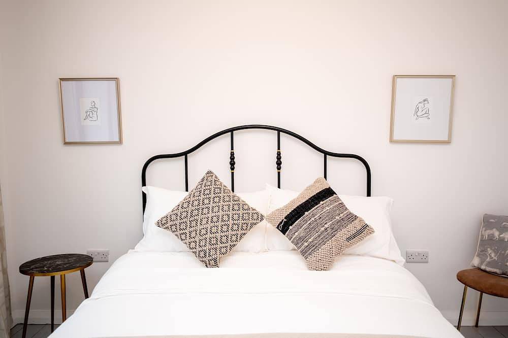 Art Deco Lakehouse retreat at Inchiquin in County Clare