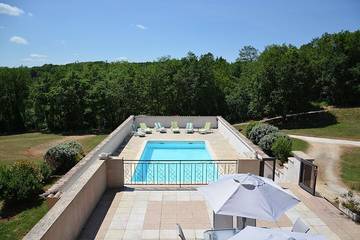 Gîte pour 12 personnes, avec piscine ainsi que jardin et terrasse à Mauzens-et-Miremont
