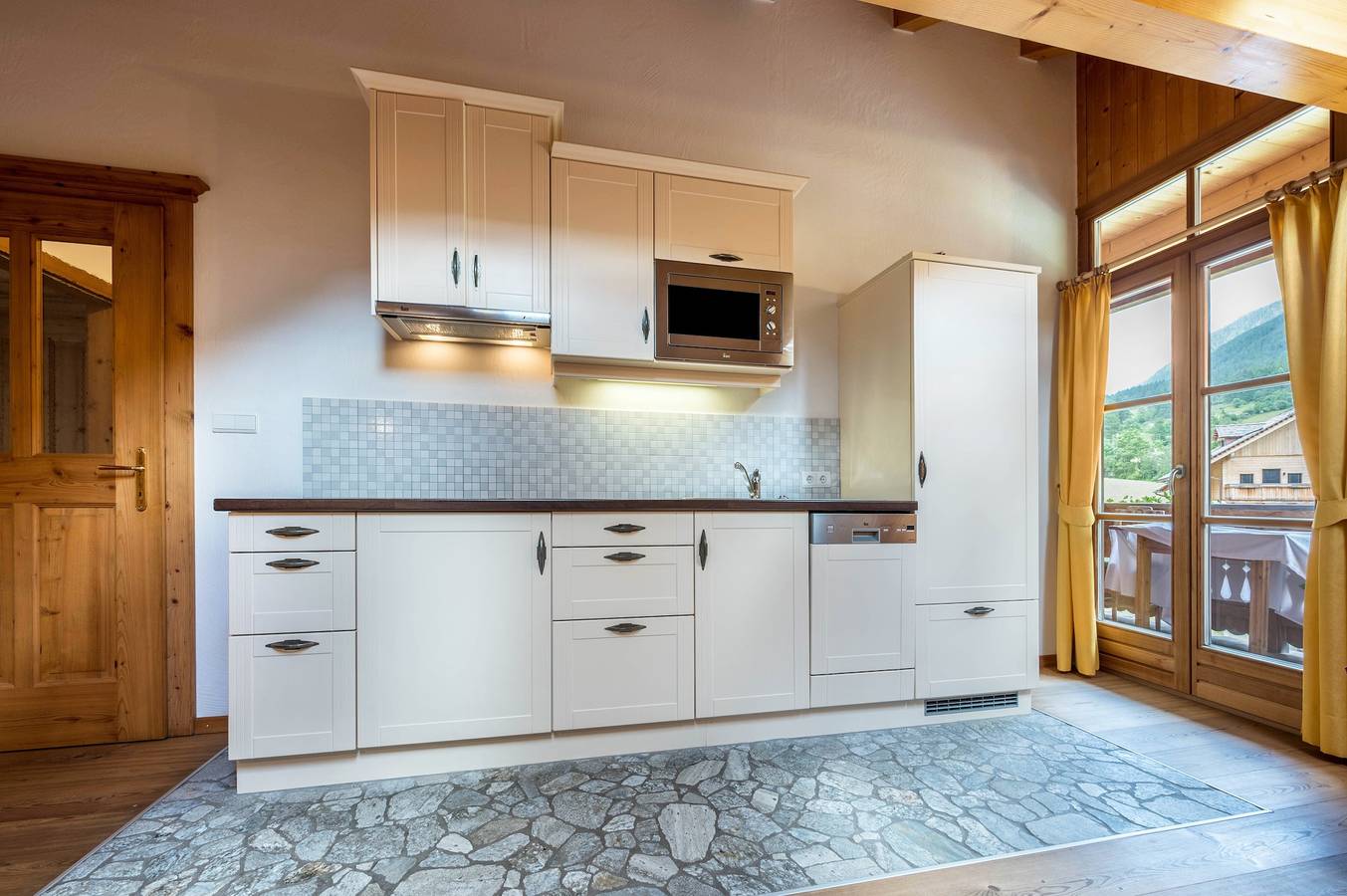 Ganze Wohnung, Ferienwohnung 'Mitterbruggehof Silberdistel' mit Bergblick, Gemeinschaftsgarten und Wlan in Antholz, Rasen-Antholz