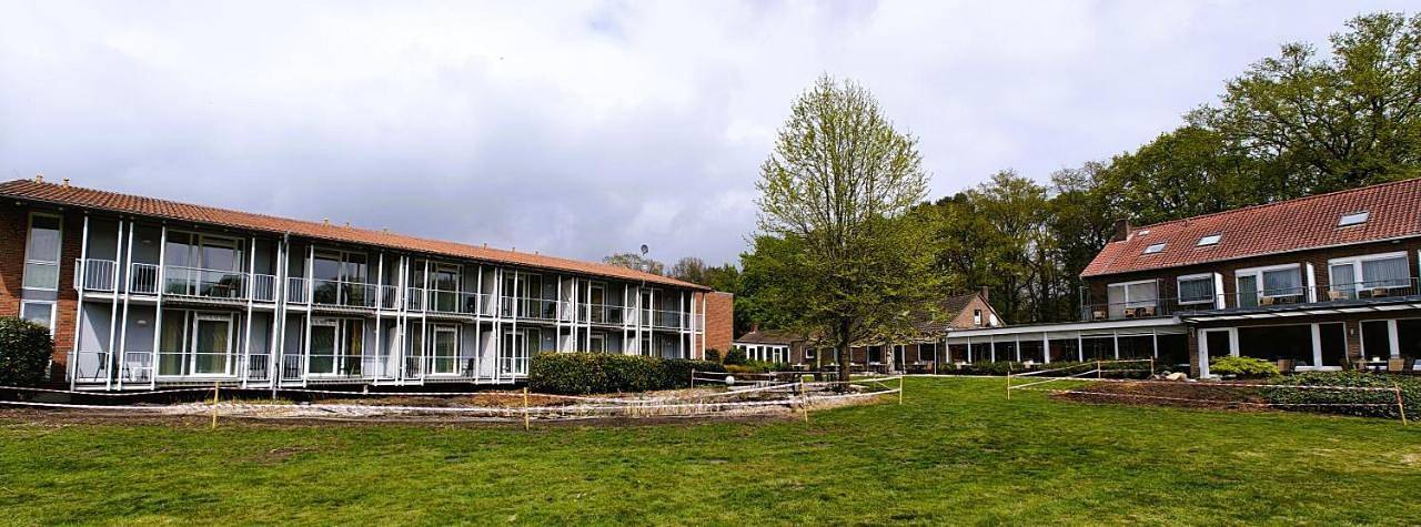 Hotel, met Terras en Tuin in Uelsen