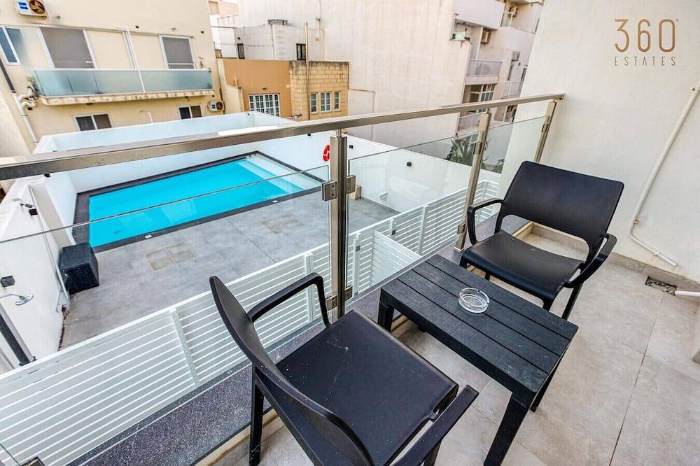 Geheel appartement, A fully equipped Apt with private balcony & Pool in San Giljan, Malta