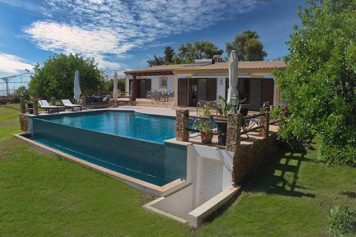 Villa para 9 pessoas, com piscina e jardim e ainda jacuzzi em Loulé