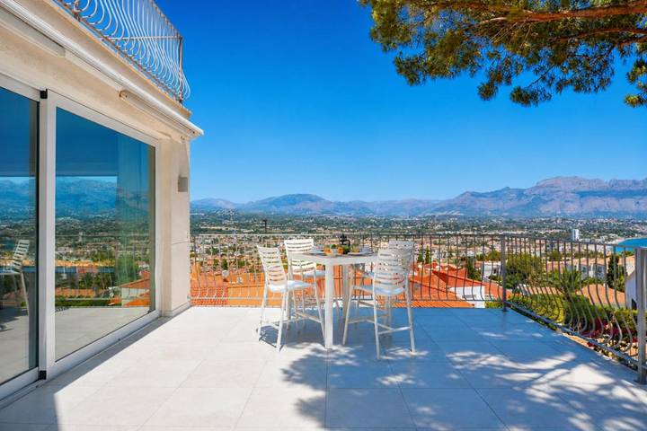 Chalet para 9 personas, con piscina además de jardín y jacuzzi en Marina Baja - 2