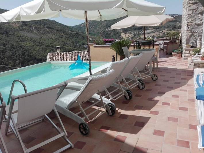 Location de vacances pour 2 personnes, avec Balcon et Terrasse ainsi que Jardin et Piscine à Guardialfiera