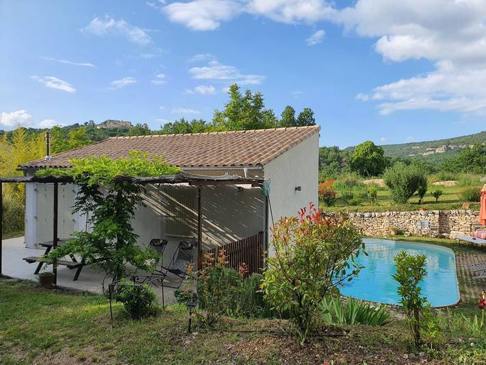 Gîte pour 4 personnes, avec piscine ainsi que terrasse et jardin à Saint-Martin-de-Castillon