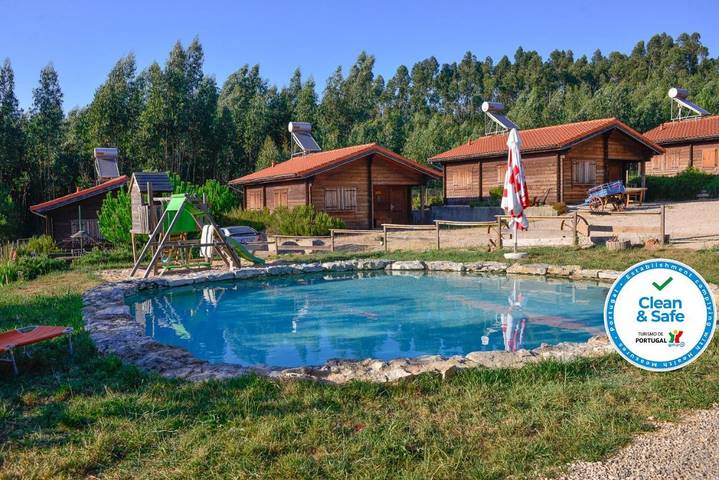 Location de vacances pour 4 personnes, avec Balcon et Terrasse ainsi que Jardin et Piscine dans Aguda