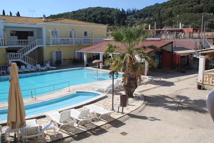 Hôtel pour 3 personnes, avec Balcon et Terrasse ainsi que Jardin et Piscine