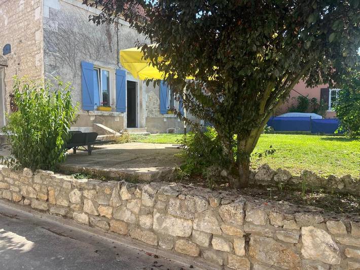 Location de vacances pour 2 personnes, avec Terrasse et Jardin ainsi que Piscine et Vue dans Jussy