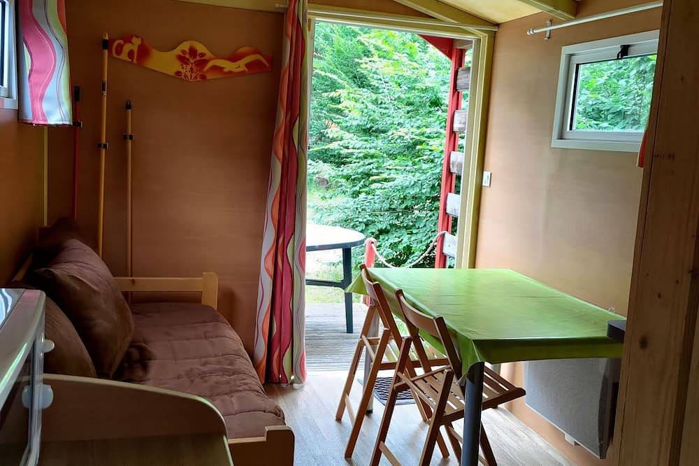 Roulotte dans un domaine ! in Saint-Sauves-d'Auvergne, Parc naturel régional des Volcans d'Auvergne