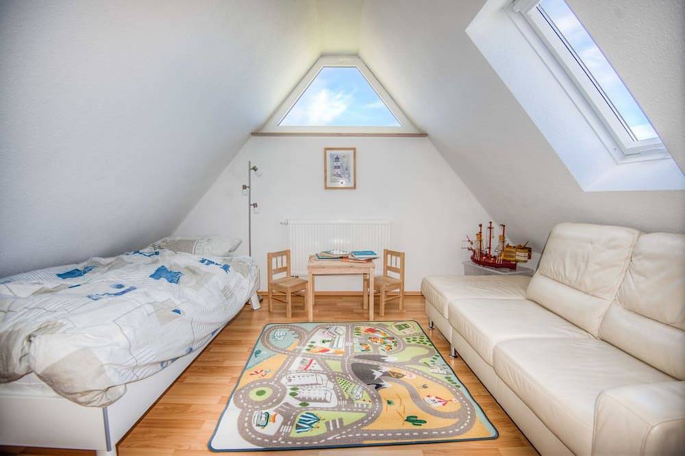 Wasserblick, 1 A Lage mit Blick auf Wasser und Hafen, Sauna, Kaminofen, Wlan in Vieregge, Neuenkirchen (Rügen)