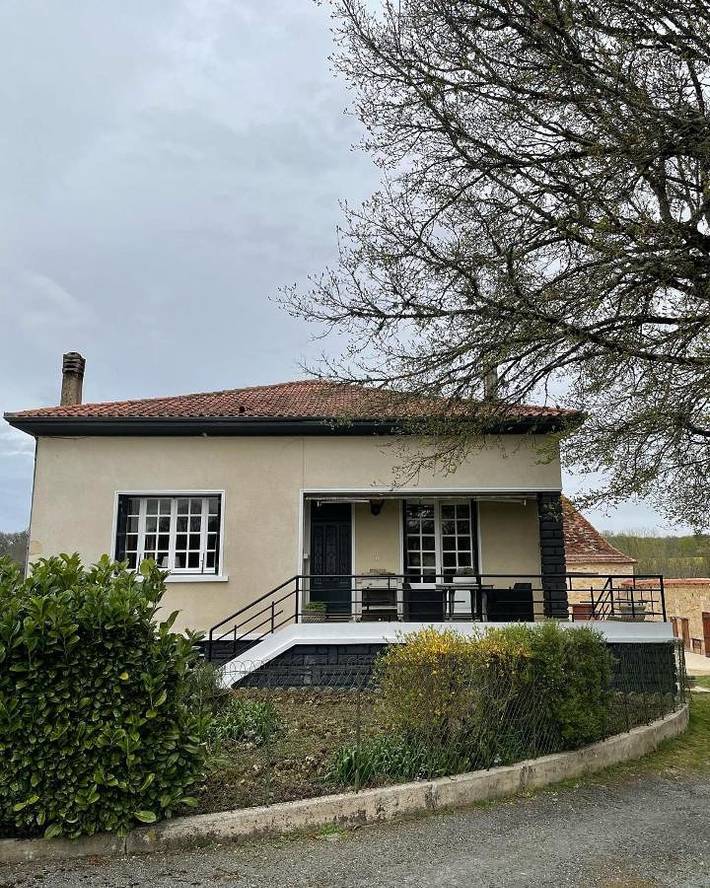 Location de vacances pour 4 personnes, avec Balcon et Terrasse ainsi que Jardin et Piscine à Cause-de-Clérans