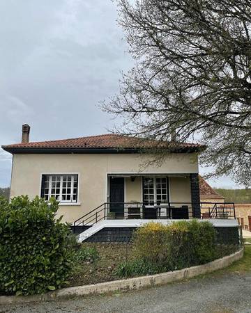 Gîte pour 4 personnes, avec jardin ainsi que vue et piscine à Cause-de-Clérans