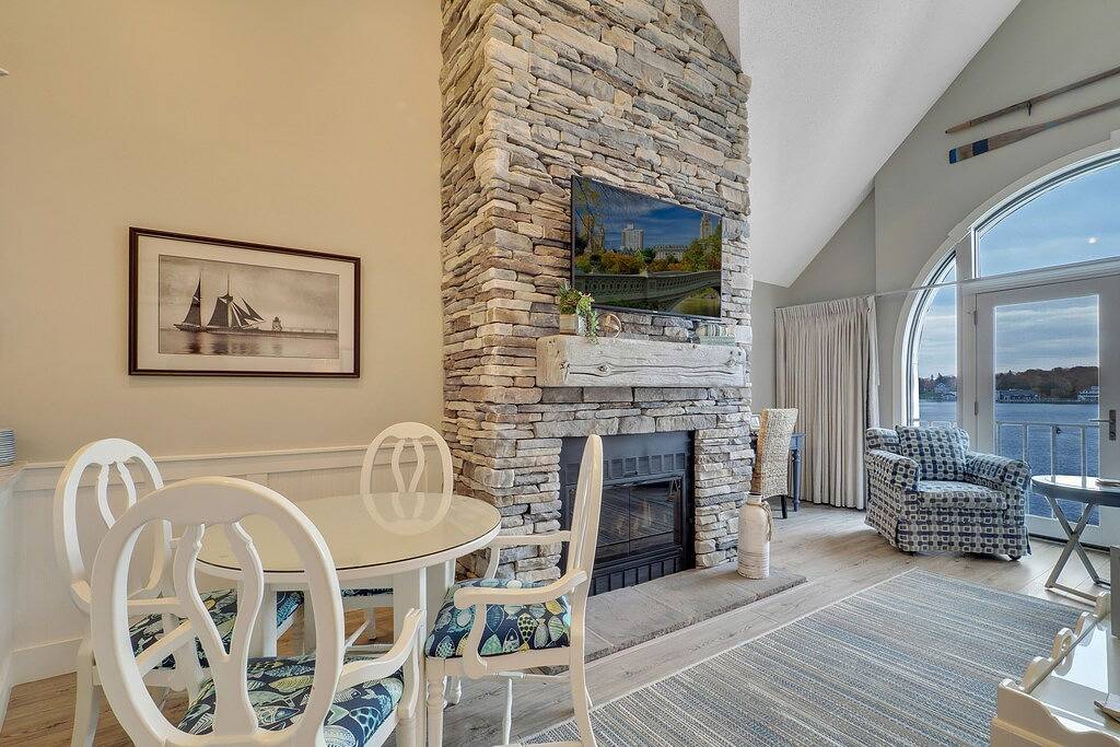 Ganze Wohnung, 344Ewi Soaring Ceilings| Downtown Charlevoix | Pool, Hot Tub, Sauna in Charlevoix, Charlevoix County