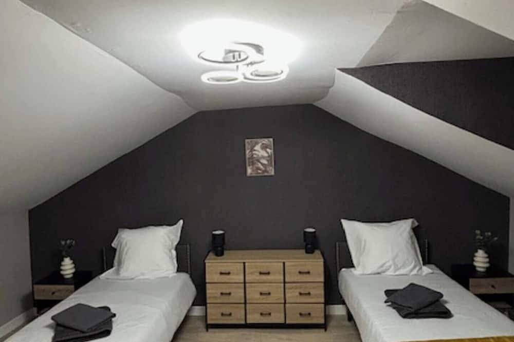 Appartement entier, Nous vous accueillons dans un appartement t3 moderne et spacieux in Commentry, Région de Montluçon