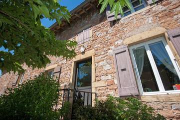 Gîte pour 6 personnes, avec jardin et terrasse, animaux acceptés à Leynes