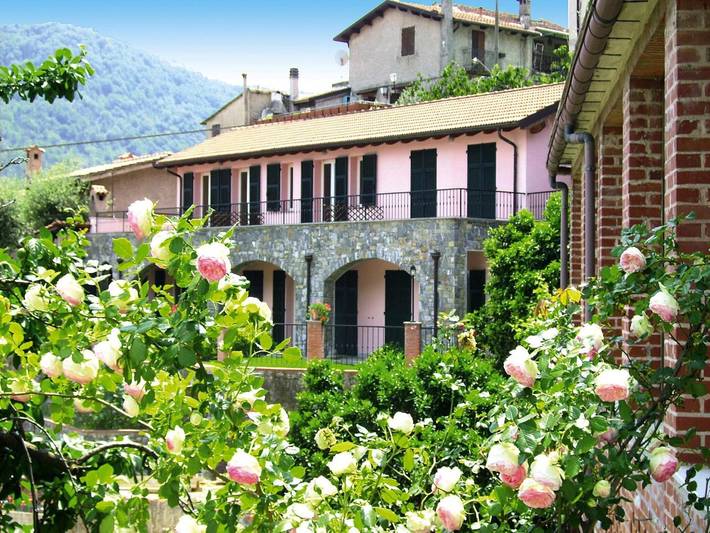 Agriturismo per 2 persone, con Terrazza e Giardino nonché Piscina per bambini e Piscina in Provincia di Savona