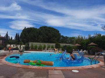 Gîte pour 4 personnes, avec vue ainsi que piscine et jardin, adapté aux familles à Bosc
