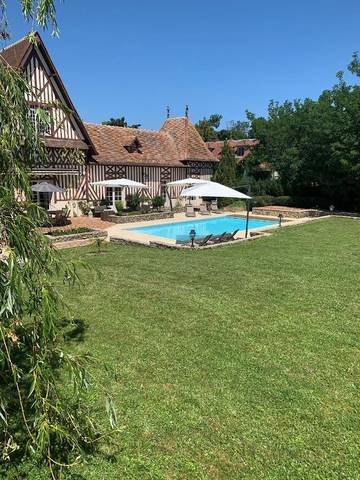 Gîte pour 4 personnes, avec piscine et sauna ainsi que jardin et jacuzzi à Évry