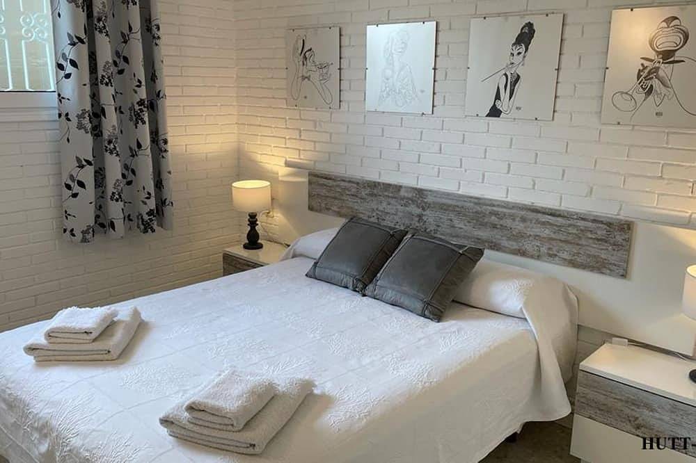Casa Jardi con piscina privada 1 Km de la Playa Golf Port Aventura \nferrari Land in Salou, Costa Dorada