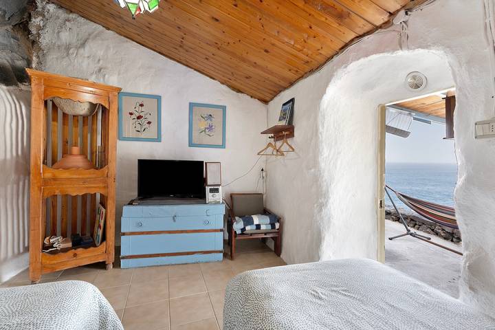 Casa de férias 'Casa Cueva El Pozo' com vista para o mar, terraço privado e jardim privado in El Pozo de las Calcosas, Valverde