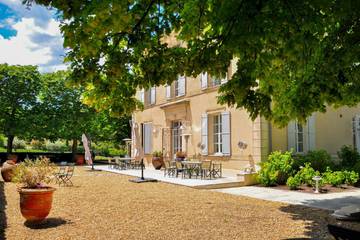 Location de vacances pour 15 personnes, avec piscine ainsi que terrasse et jardin à Lacoste
