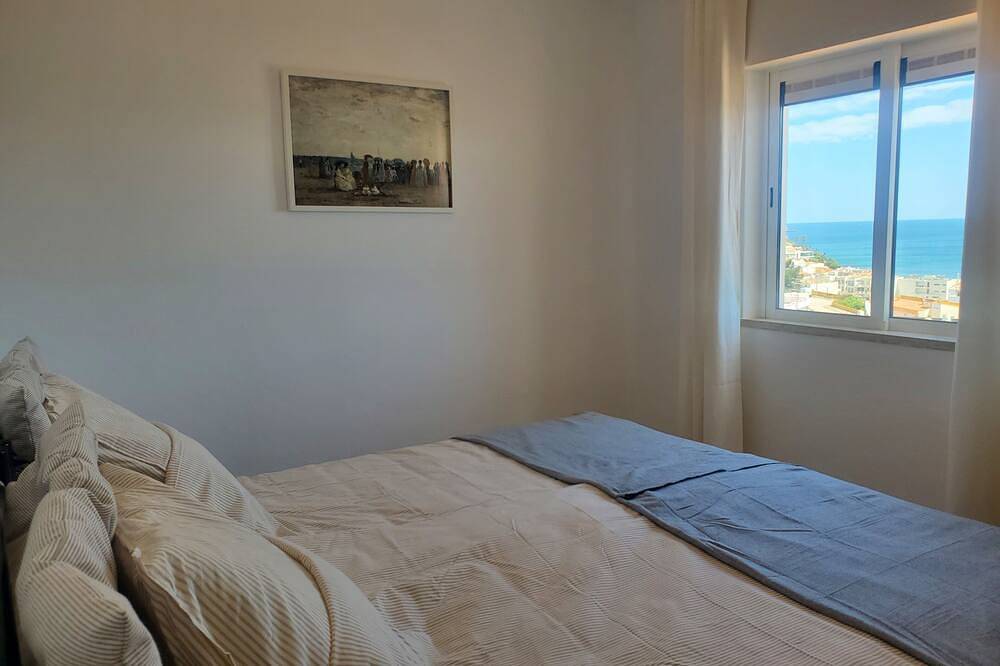 Ganze Wohnung, 3 bedroom apartment Salema Amazing sea view Shared pool Beach 5 min walk in Praia da Salema, Naturpark Südwest-Alentejo und Costa Vicentina