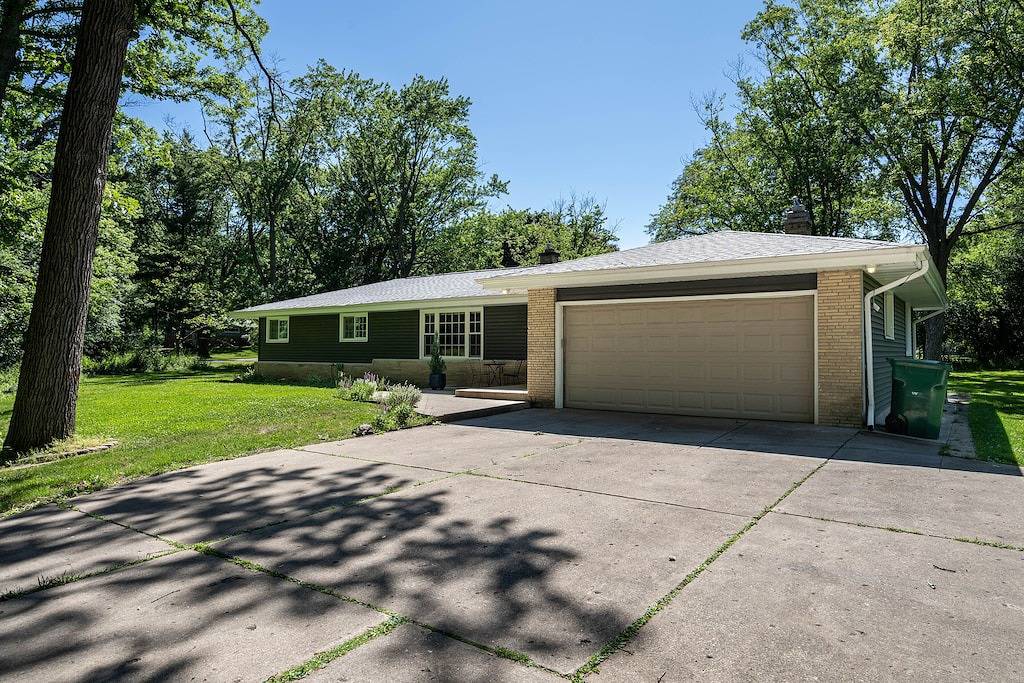 Modern style with nature around, a perfect vacation home in Mequon, Ozaukee County