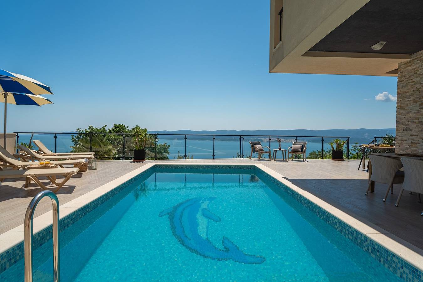 Villa Matea mit Meerblick, 4 Schlafzimmern mit eigenem Bad, Whirlpool, Sauna und privatem Pool in Lokva Rogoznica, Omis-Riviera