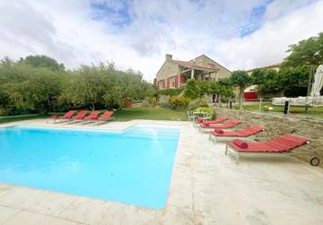 Gîte pour 10 personnes, avec bassin pour enfant et vue ainsi que piscine et jardin à Cesseras