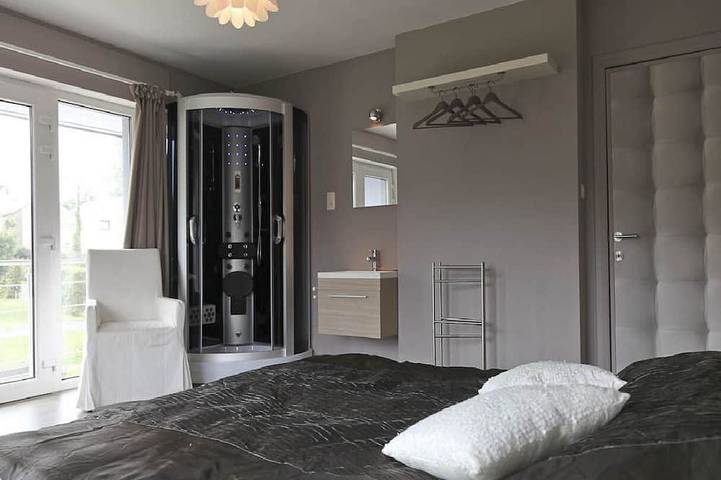 Location de vacances pour 15 personnes, avec terrasse ainsi que jacuzzi et jardin, animaux acceptés à Saint-Hubert - 4