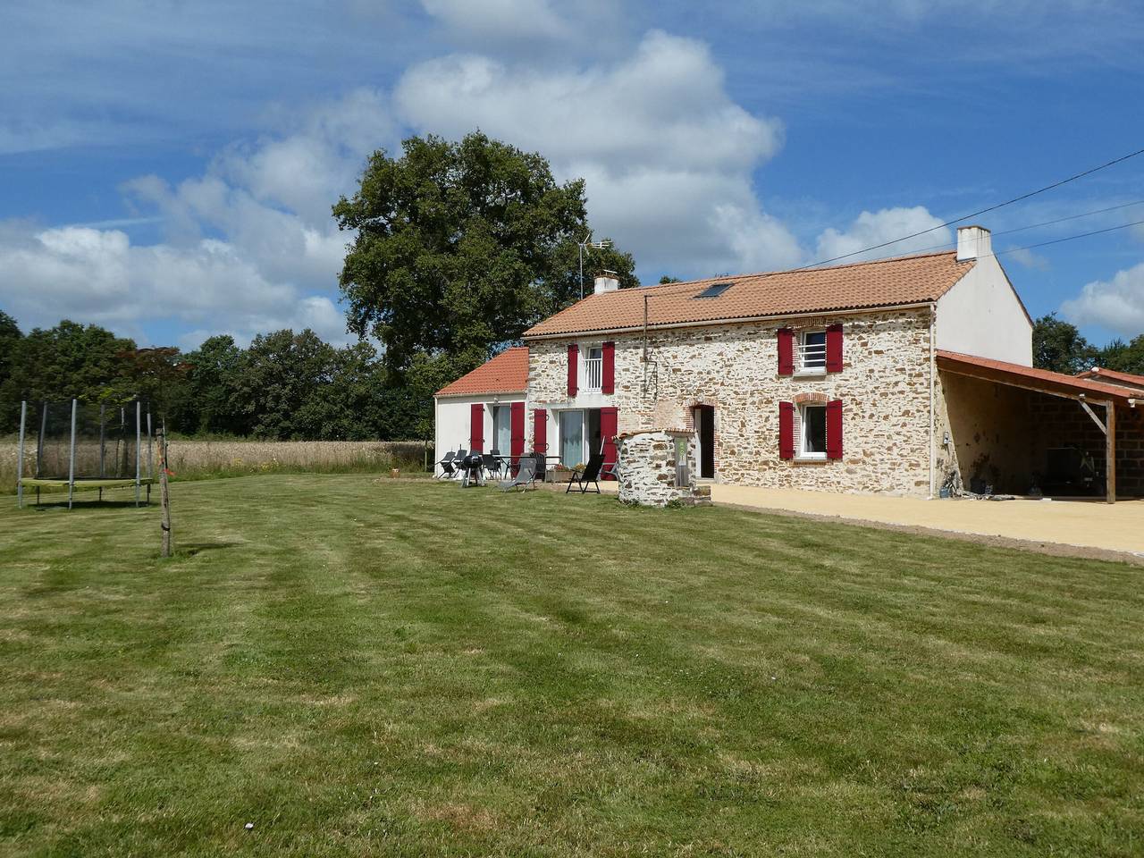 Maison rénovée en pleine campagne avec terrain, terrasse et équipements familiaux in La Roche-sur-Yon, Vallée de la Loire