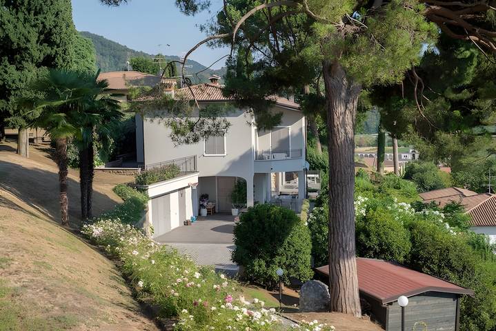 Room 'Stanza in Villa Magica' with Wi-Fi and Air Conditioning in Credaro, Prealpi Bergamasche Orientali