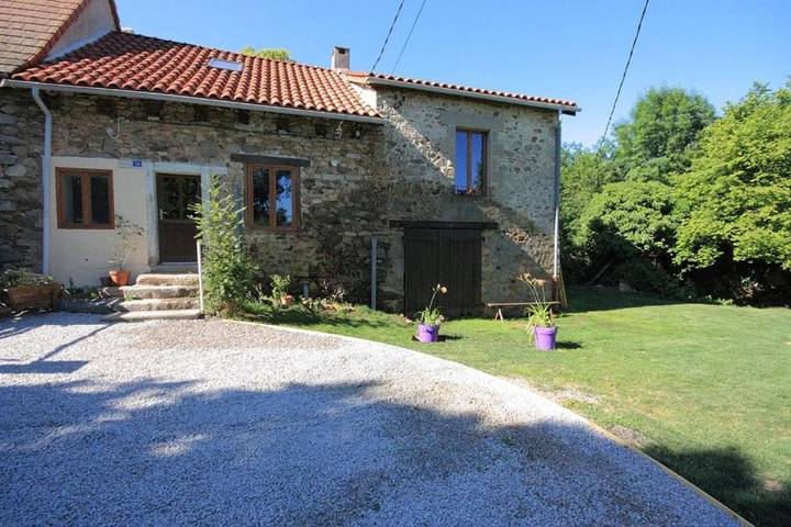 Location de vacances pour 6 personnes, avec Terrasse ainsi que Jardin et Vue à Bussière-Galant