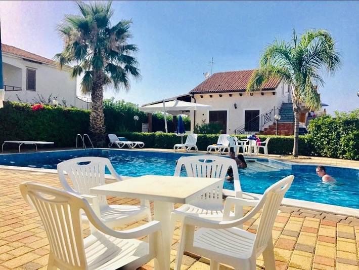 Location de vacances pour 4 personnes, avec piscine et jacuzzi ainsi que bassin pour enfant et jardin à Campofelice di Roccella - 4