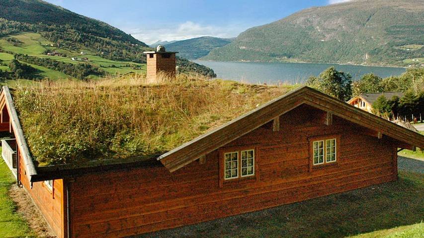 Feriehus for 8 personer, med hage i Olden