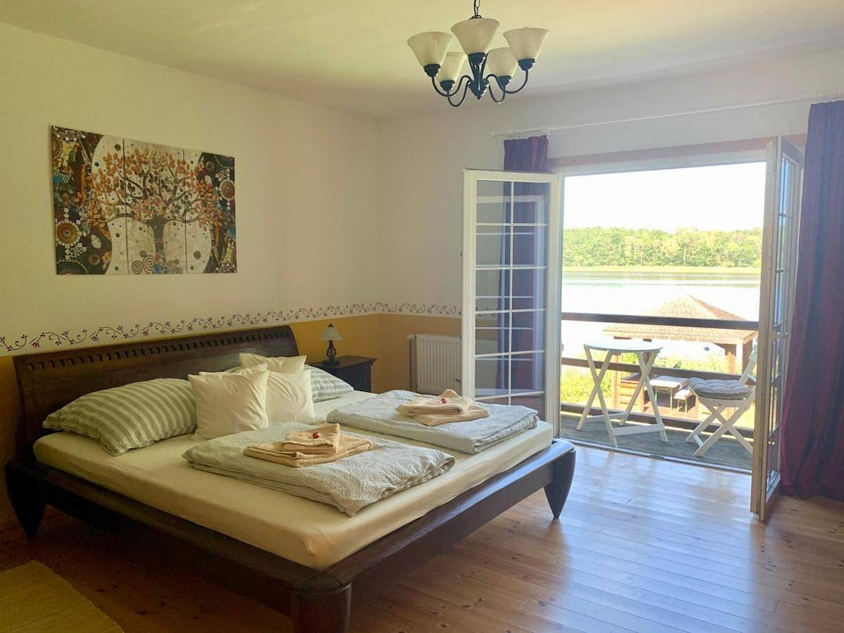 Villa Wieck am See, mit Ruderboot in Gransee, Ruppiner Seenland