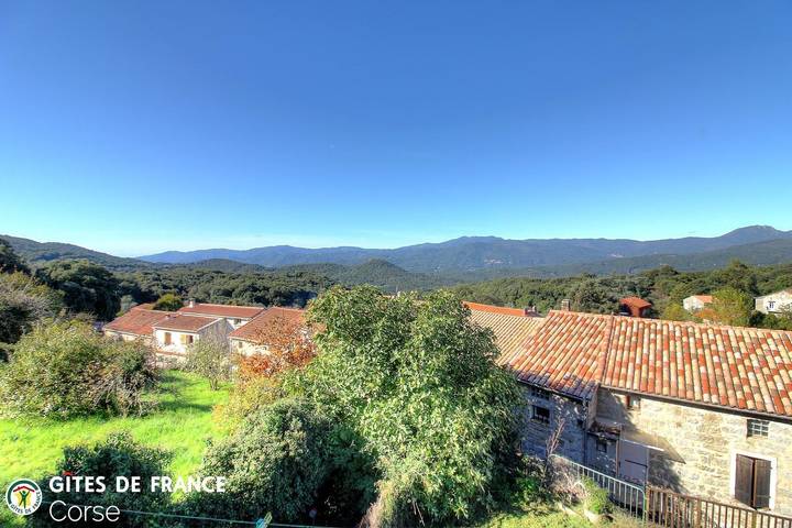 Gîte pour 6 personnes, avec Balcon et Terrasse ainsi que Jardin et Vue