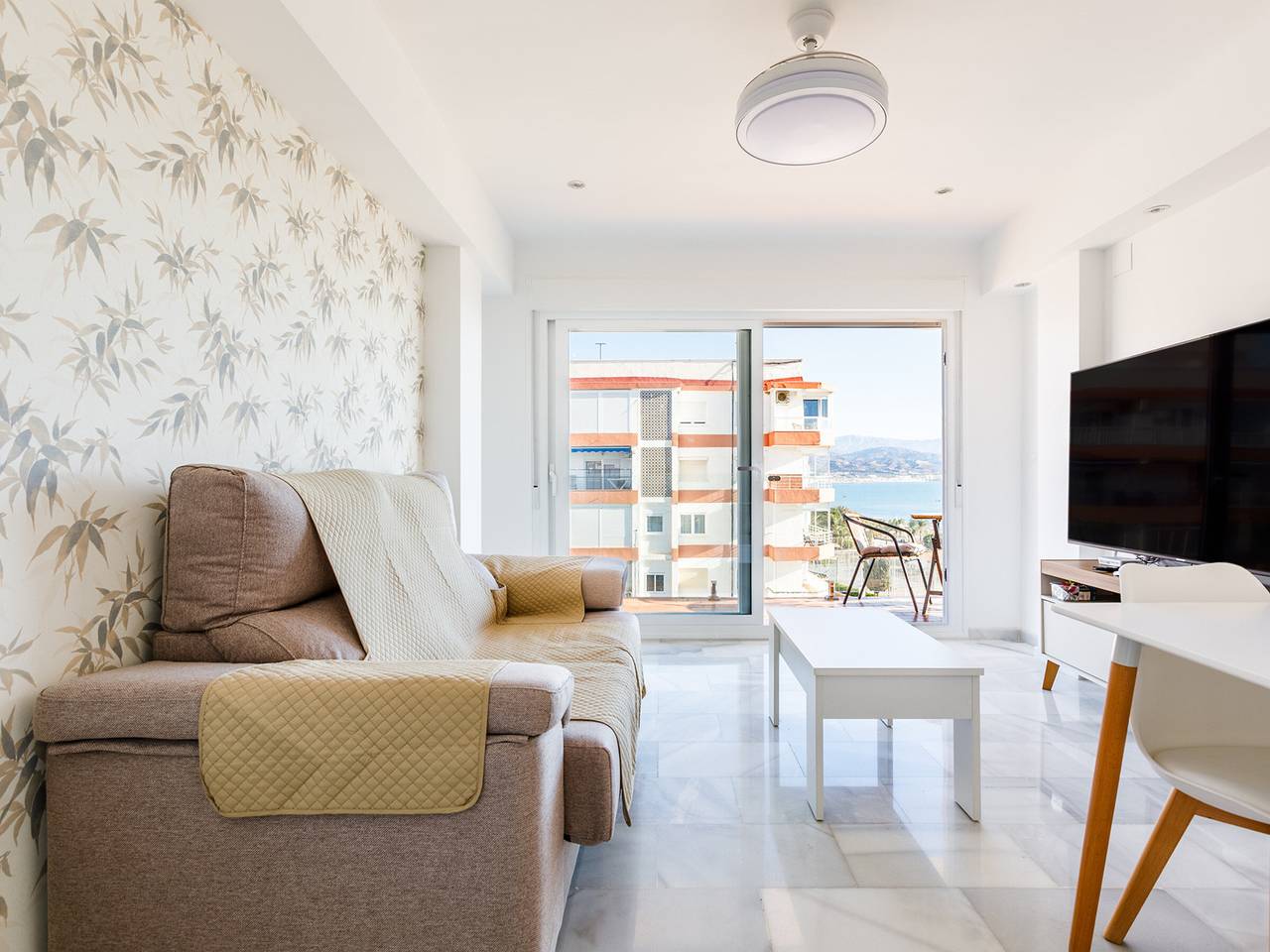Entire apartment, Charming beachfront apartment in Torre del Mar, 2 bedrooms, air conditioning, pool in Playa de Torre del Mar, Torre del Mar