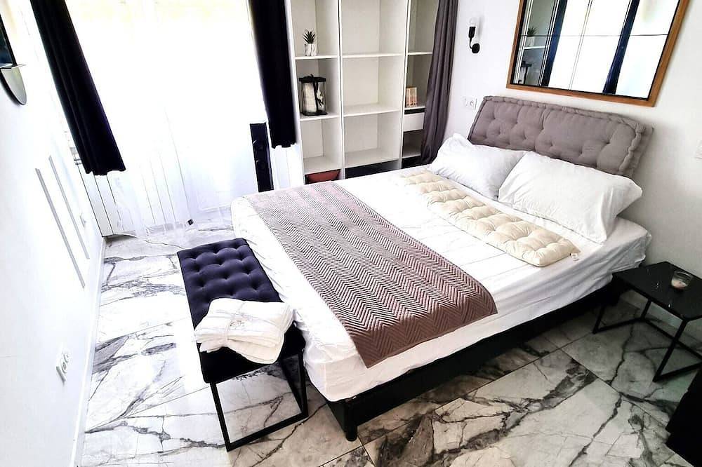 Entire apartment, Bon Plan! T2 with parking in the city center near the train station and beach! in Saint-Raphaël, Massif de l'Esterel