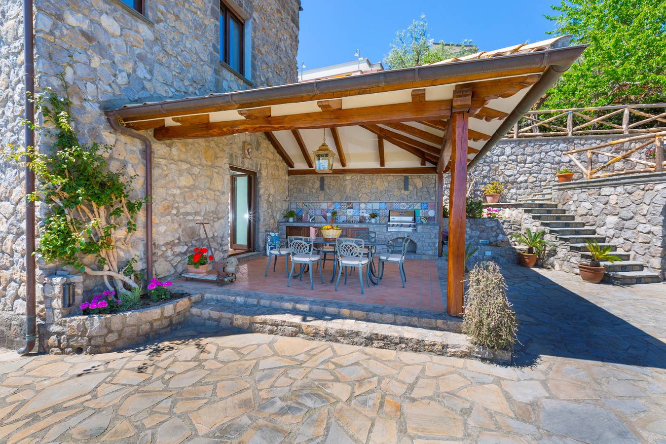 Amore Rentals - Villa Ambra con Vasca Idromassaggio, Giardino e Vista Mare in Torca, Neapel Provinz