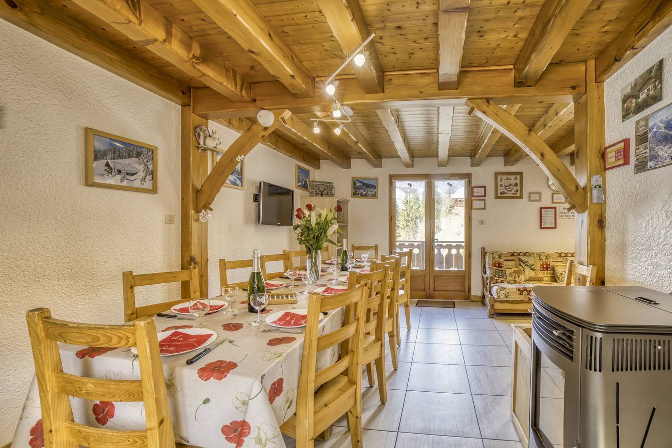 Chalet "Le Ptit Grenier" avec vue sur la montagne, terrasse privée et Wi-Fi in Les Carroz, Arâches-la-Frasse