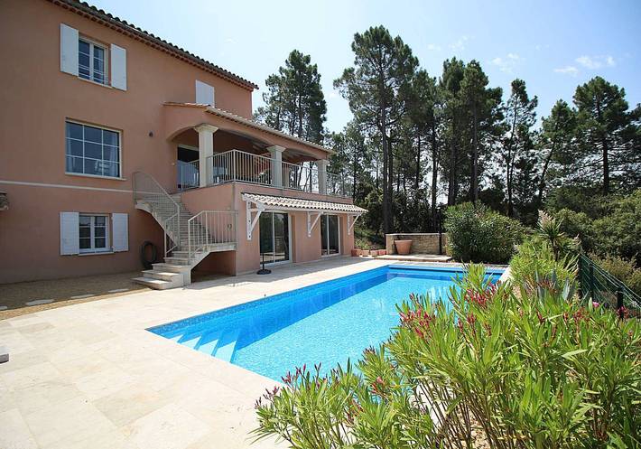 Location de vacances pour 9 personnes, avec Terrasse ainsi que Jardin et Piscine à Mérindol-les-Oliviers