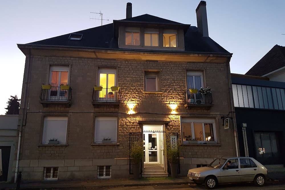Entire apartment, City center apartment with parking, all local shops, 2 mns Station in Alençon, Alençon region