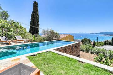 Villa pour 14 personnes, avec piscine et vue ainsi que jardin et terrasse, animaux acceptés dans Le Lavandou