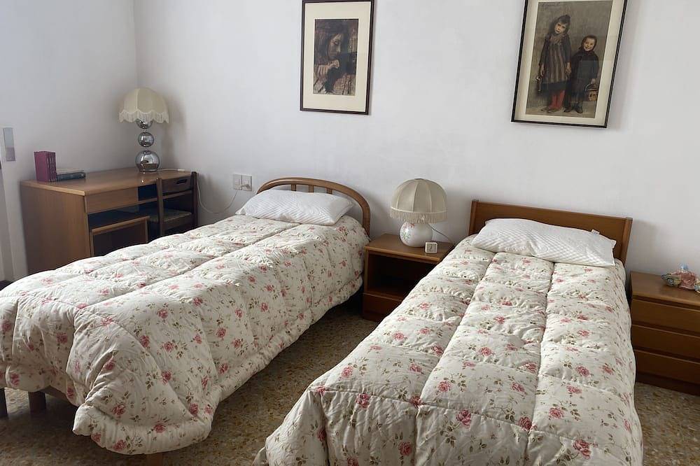 House for 4 people, private parking for 2 cars, 5' by car from Como in Lipomo, Brianza