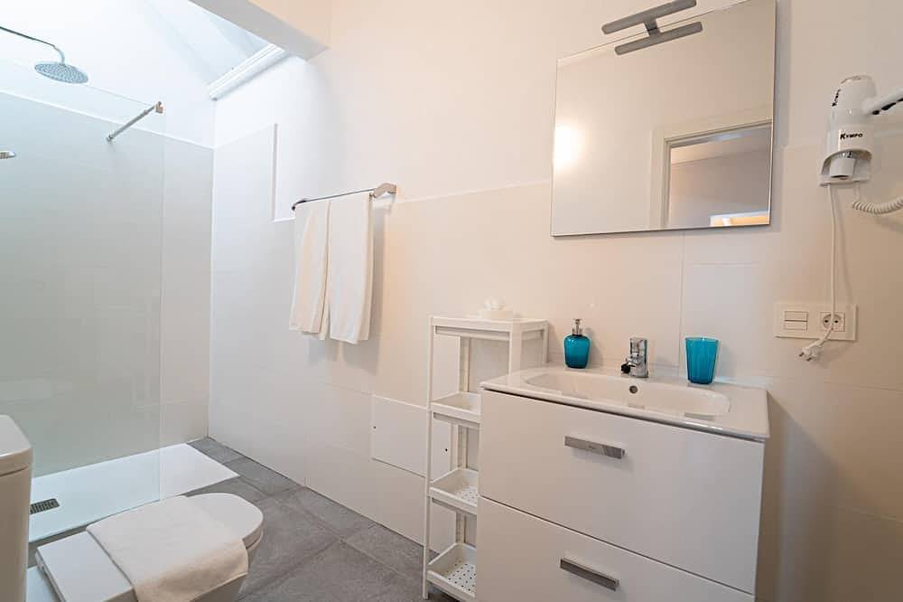 Apartamento entero, Apartamento luminoso con balcón en segunda planta, wifi y parking gratis. in Tahiche, Teguise