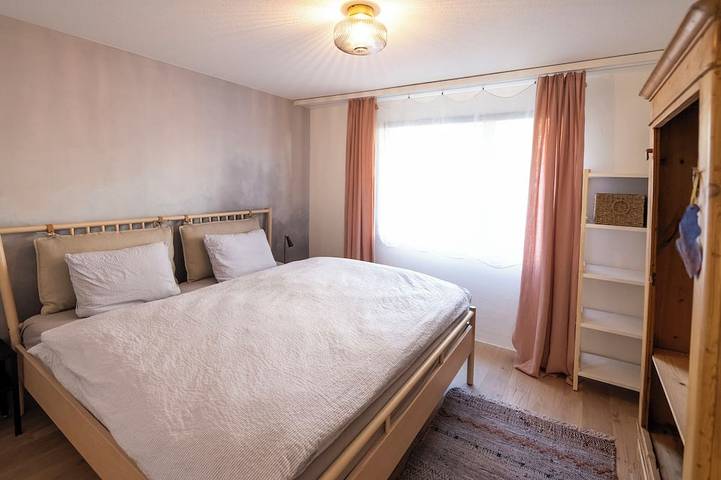 Ganze Wohnung, Abitaziun Patgific - Ferienwohnung im Casa Hirundella, (Trin Mulin) in Trin Mulin, Trin